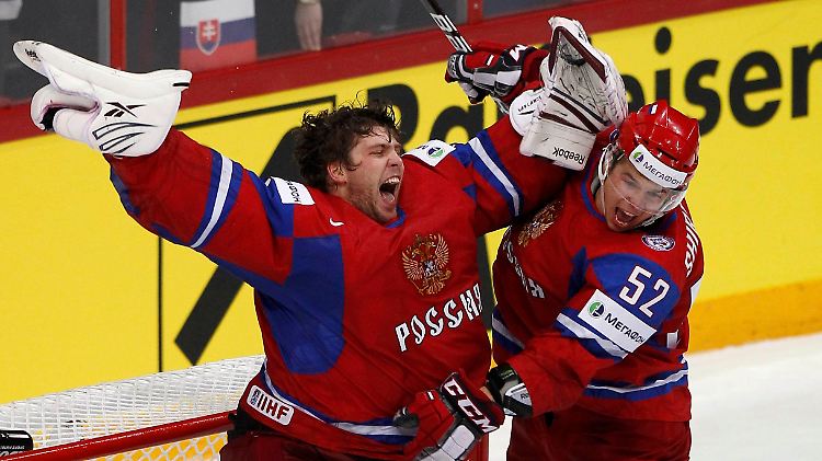 Jubelsprung nach der Schlusssirene: Russlands Goalie Warlamow (li.).
