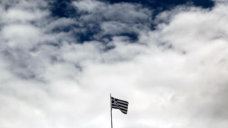 Die griechische Fahne weht auf dem Parlamentsgebäude in Athen.