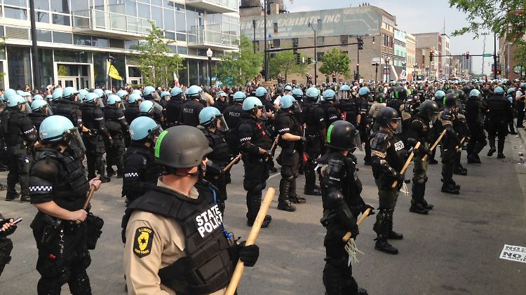 Mit Knüppeln bewaffnet stehen Polizisten auf der Michigan Avenue in Chicago.
