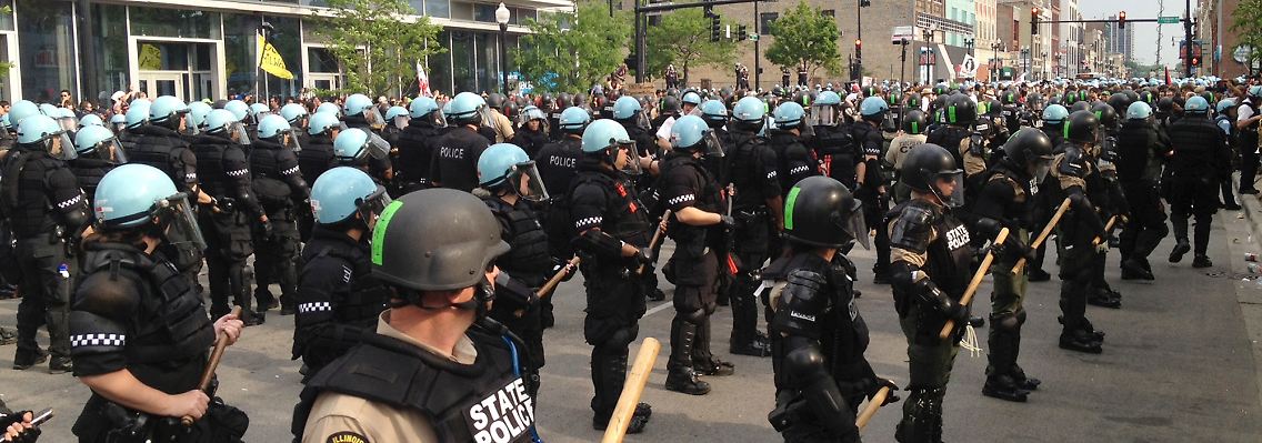 Mit Knüppeln bewaffnet stehen Polizisten auf der Michigan Avenue in Chicago.