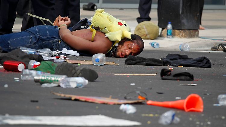 Ein festgenommener Demonstrant liegt in Chicago auf der Straße.