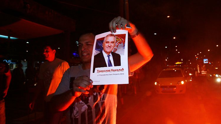 Ein Anhänger von Tomislav Nikolic feiert den Wahlsieg.