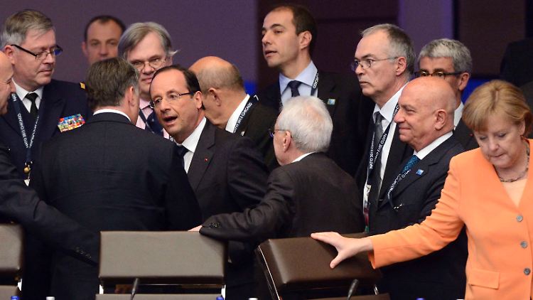 Hollande hält sein Wahlversprechen und baut eine Brücke für Merkel.