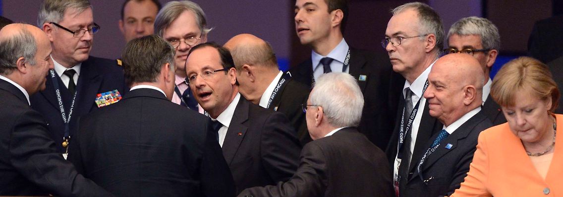 Hollande hält sein Wahlversprechen und baut eine Brücke für Merkel.