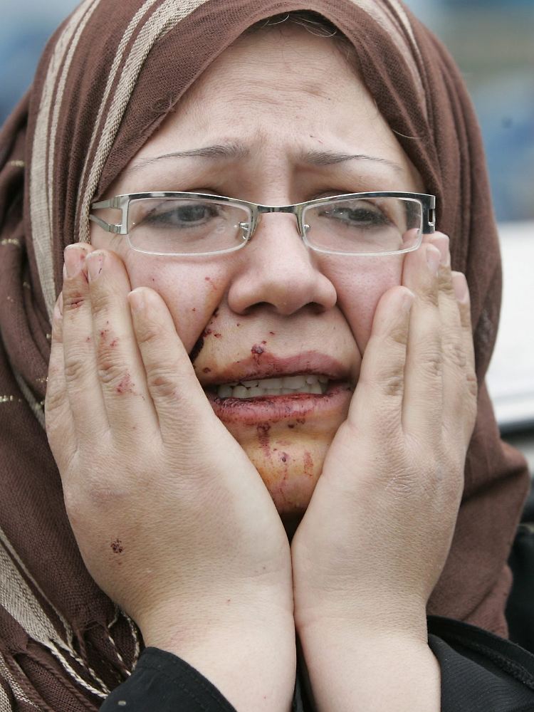 Eine Frau nach einem der Autobombenanschläge.