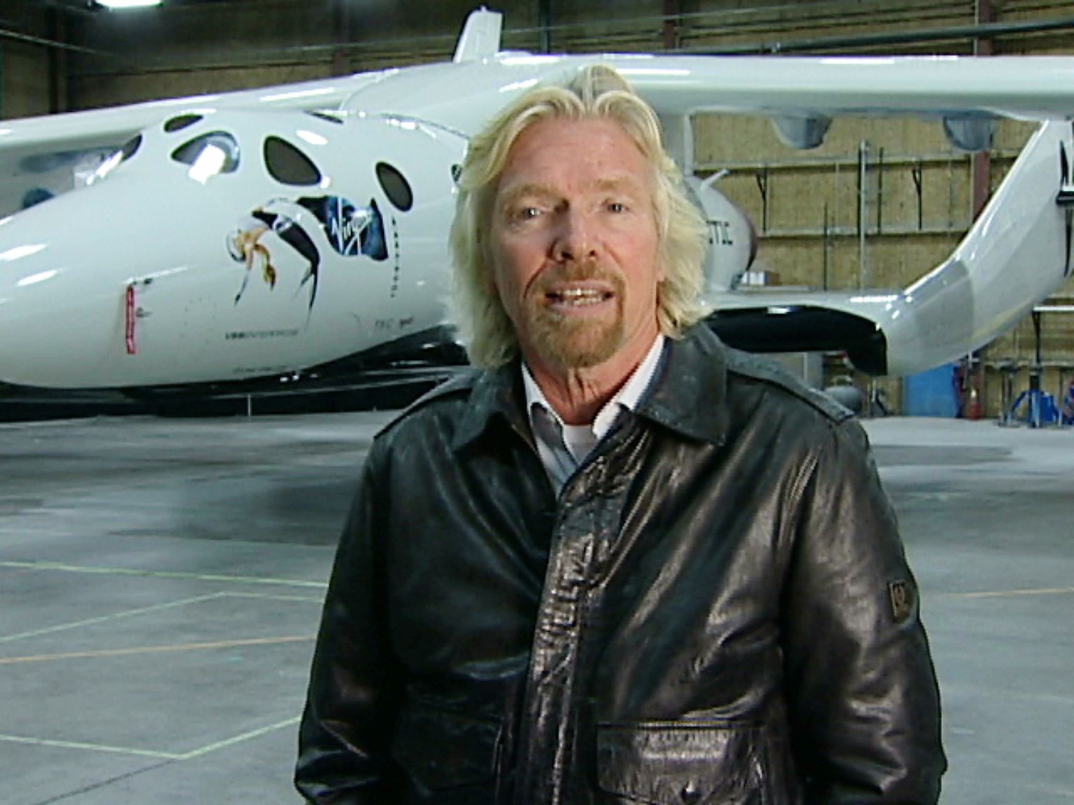Milliardär Richard Branson hat in der kalifornischen Mojave-Wüste am 8. Dezember 2009 sein futuristisch anmutendes Raumschiff präsentiert, mit dem er bald betuchte Amateur-Astronauten ins All bringen will. 