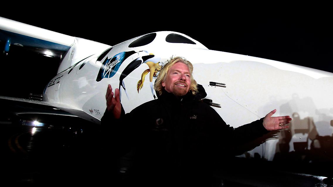 Branson vor seinem "SpaceShipTwo". (Archivbild von Dezember 2009)