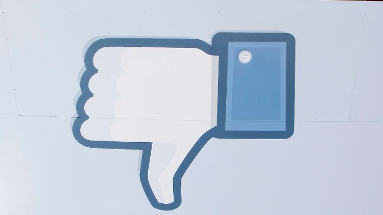 Der Chef der Nasdaq-Technologiebörse hat sich für Technik-Pannen entschuldigt, die zum Börsenflop des größten Onlinenetzwerks Facebook beigetragen haben.