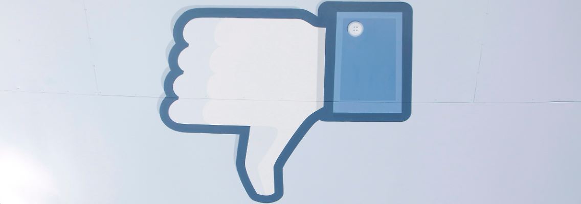 Der Chef der Nasdaq-Technologiebörse hat sich für Technik-Pannen entschuldigt, die zum Börsenflop des größten Onlinenetzwerks Facebook beigetragen haben.