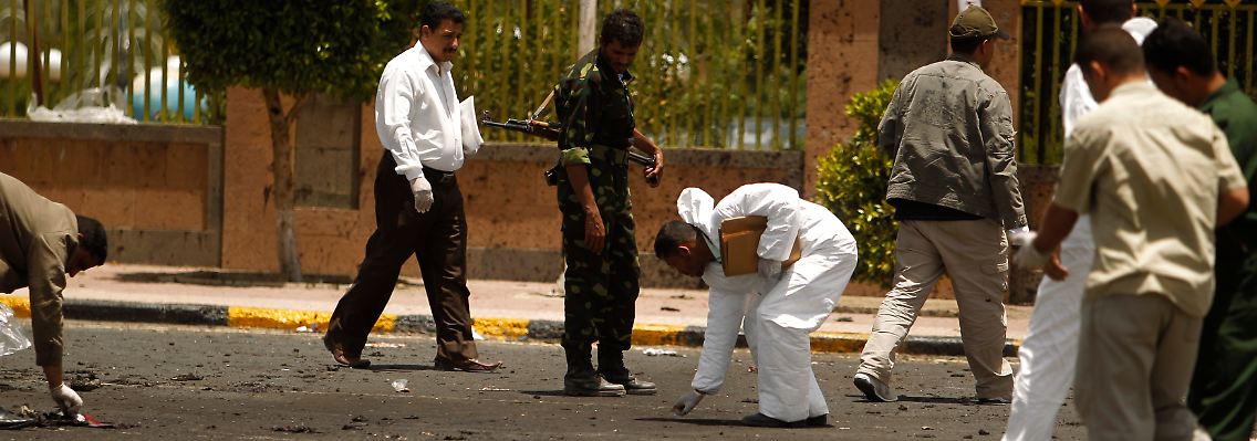 Polizisten sammeln Beweise nach dem Anschlag in Sanaa.