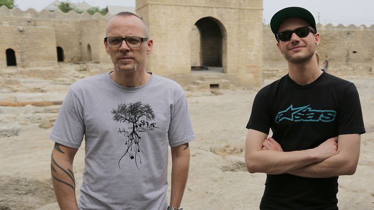 Thomas D (l) und Roman Lob auf Besichtigungstour in Baku. 