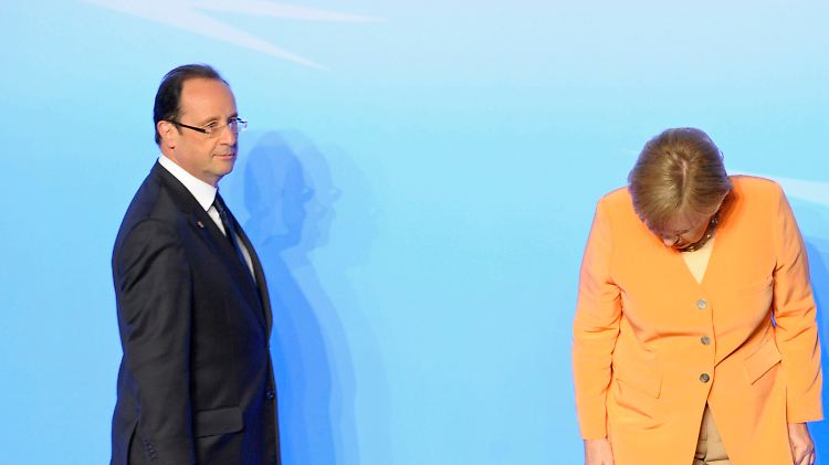 Beim Thema Eurobonds blicken Merkel und Hollande in unterschiedliche Richtungen.