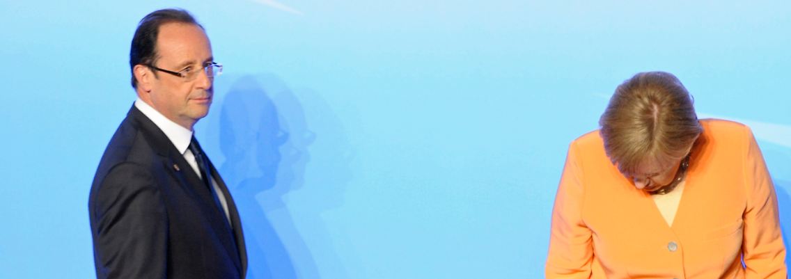 Beim Thema Eurobonds blicken Merkel und Hollande in unterschiedliche Richtungen.