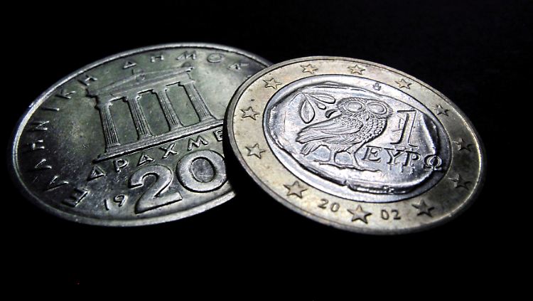 Weiter Euro oder wieder Drachme? Was so einfach klingt, birgt viele Risiken und Probleme.