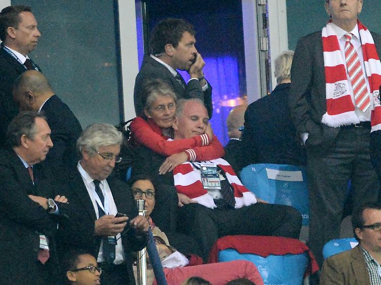 Trost im Trauma: Bayern-Präsident Uli Hoeneß wird nach der Finalpleite von seiner Frau getröstet.