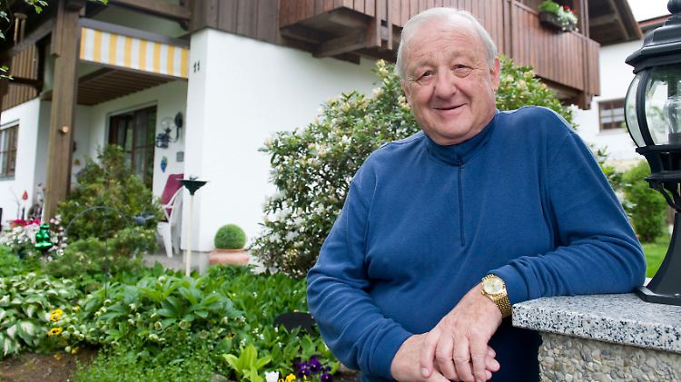 Der ehemalige Waffenlobbyist Karlheinz Schreiber posiert nach seiner Entlassung vor seinem Haus, das er nun wieder bewohnen wird.