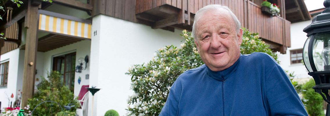 Der ehemalige Waffenlobbyist Karlheinz Schreiber posiert nach seiner Entlassung vor seinem Haus, das er nun wieder bewohnen wird.