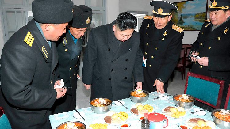 Machthaber Kim Jong Un inspiziert das Essen in einer Kaserne.