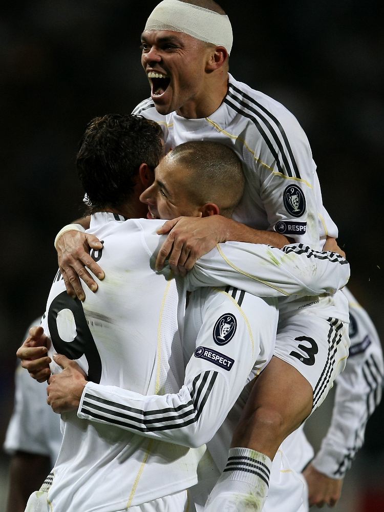 Abwehrspieler Pepe feiert auf seinen Teamkollegen Ronaldo und Benzema ein Tor der "Königlichen".