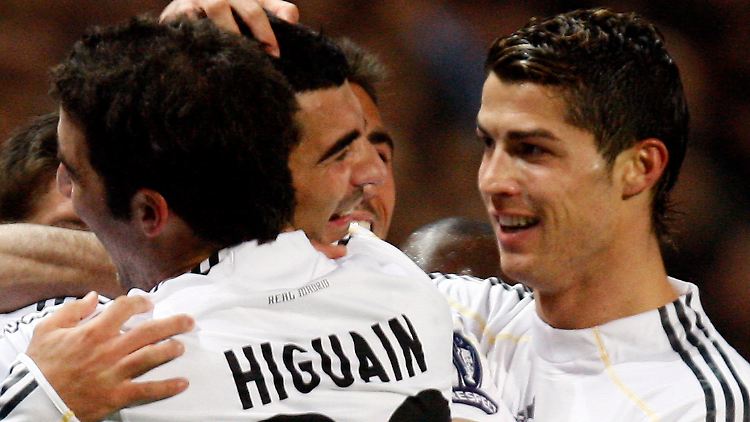 Doppeltorschütze Cristiano Ronaldo gratuliert Raul Albiol, der in Marseille das 2:1 für Real erzielte.