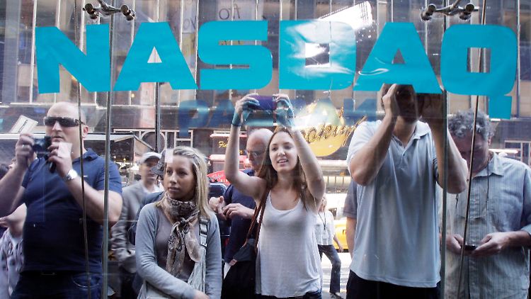 Ganz neues Interesse an Aktien: Schaulustige drängelten sich vor dem Wochenende vor der Nasdaq-Zentrale.