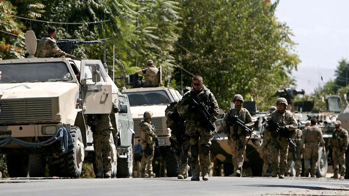 Bundeswehrsoldaten in Afghanistan: "Unabkömmlich" seien die deutschen Soldaten, meint Holbrooke.