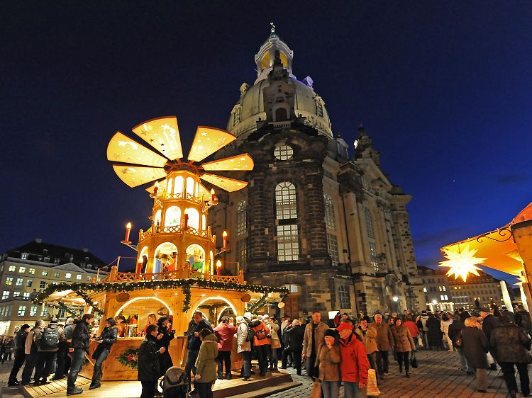 Eine Pyramide als Glühweinstand lockt in Dresden vor der Frauenkirche die Besucher auf dem Neumarkt an.