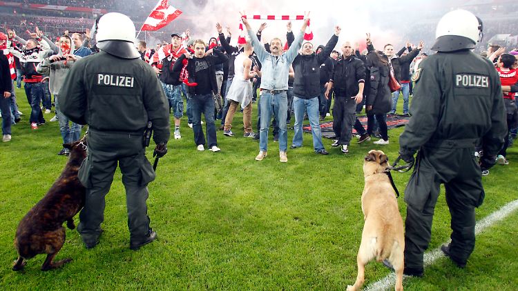 Für über 20 Minuten unterbrach Schiedsrichter Stark das Relegationsrückspiel, war Düsseldorfer Fans vorzeitig auf den Platz stürmten.
