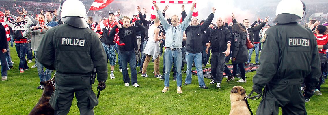 Für über 20 Minuten unterbrach Schiedsrichter Stark das Relegationsrückspiel, war Düsseldorfer Fans vorzeitig auf den Platz stürmten.