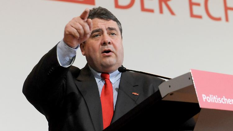 Sigmar Gabriel legt sich mit der Arbeitsgemeinschaft Sozialdemokratischer Frauen an.