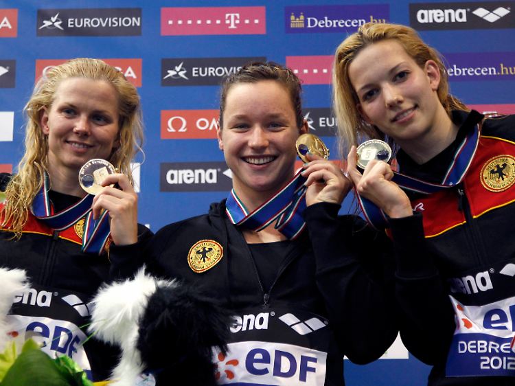 Britta Steffen, Silke Lippok und Daniela Schreiber (v.l.) posieren mit EM-Gold. Lisa Vitting fehlte bei der Siegerehrung wegen Magenkrämpfen.