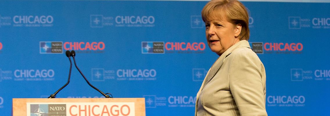 Kanzlerin Merkel muss den deutschen Steuerzahlern ein teures Bodenüberwachungsprojekt nahebringen.