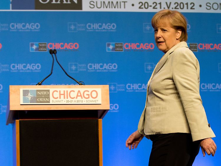 Kanzlerin Merkel muss den deutschen Steuerzahlern ein teures Bodenüberwachungsprojekt nahebringen.