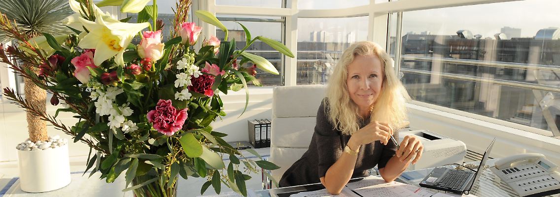 Catherine von Fürstenberg-Dussmann an ihrem Schreibtisch im Büro von "Dussmann das Kulturkaufhaus" in Berlin.