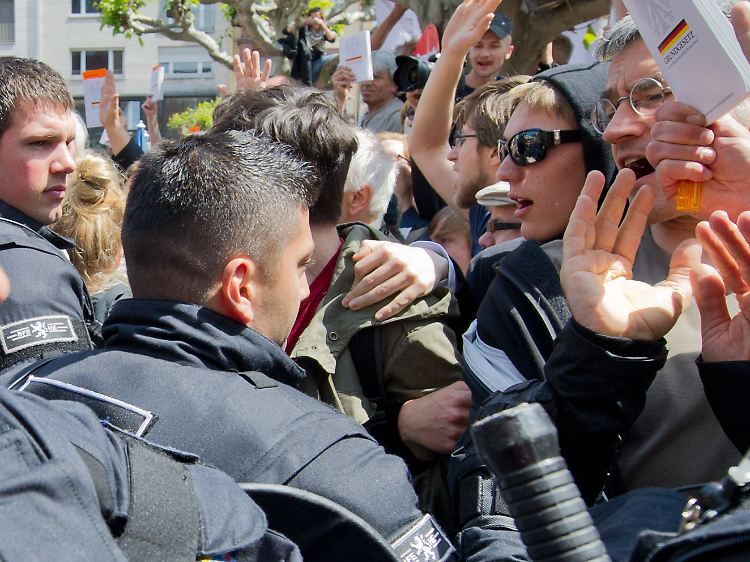 Verboten: Die Herausgeber des Reports halten es für einen Skandal, dass viele der Blockupy-Aktionen nicht genehmigt wurden.