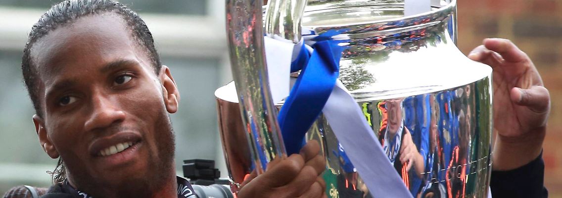 Erst den Pokal in die Höhe stemmen...