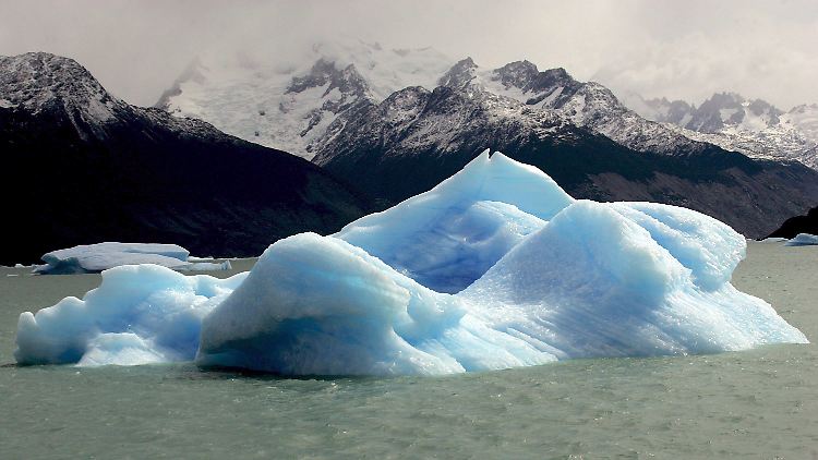 Erderwärmung nichts schlimmes? Ein großer Eisblock, der vom Upsala-Gletscher abgebrochen ist, schwimmt in Patagonien im Süden Argentiniens im Jahr 2007.