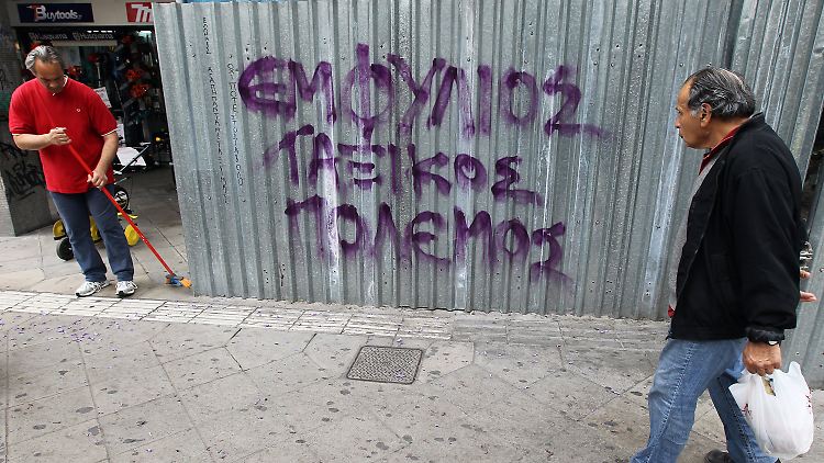 Im Schatten der Protest-Graffitis wird bereits aufgeräumt.