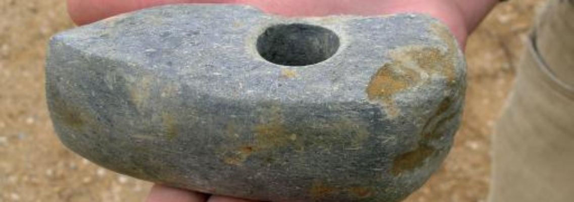 Wurde das Beil in der Mine verwendet? Durch eine leichte Beschädigung war es für andere Arbeiten nicht mehr nutzbar.