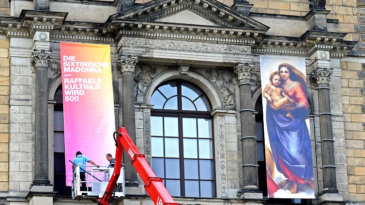 Reproduktion der "Sixtinischen Madonna" von Raffael und ein Werbeplakat in Dresden an der Sempergalerie.