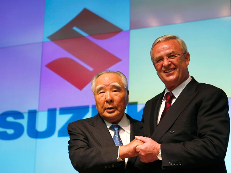 Zusammenarbeit besiegelt: VW-Chef Martin Winterkorn mit Osamu Suzuki.