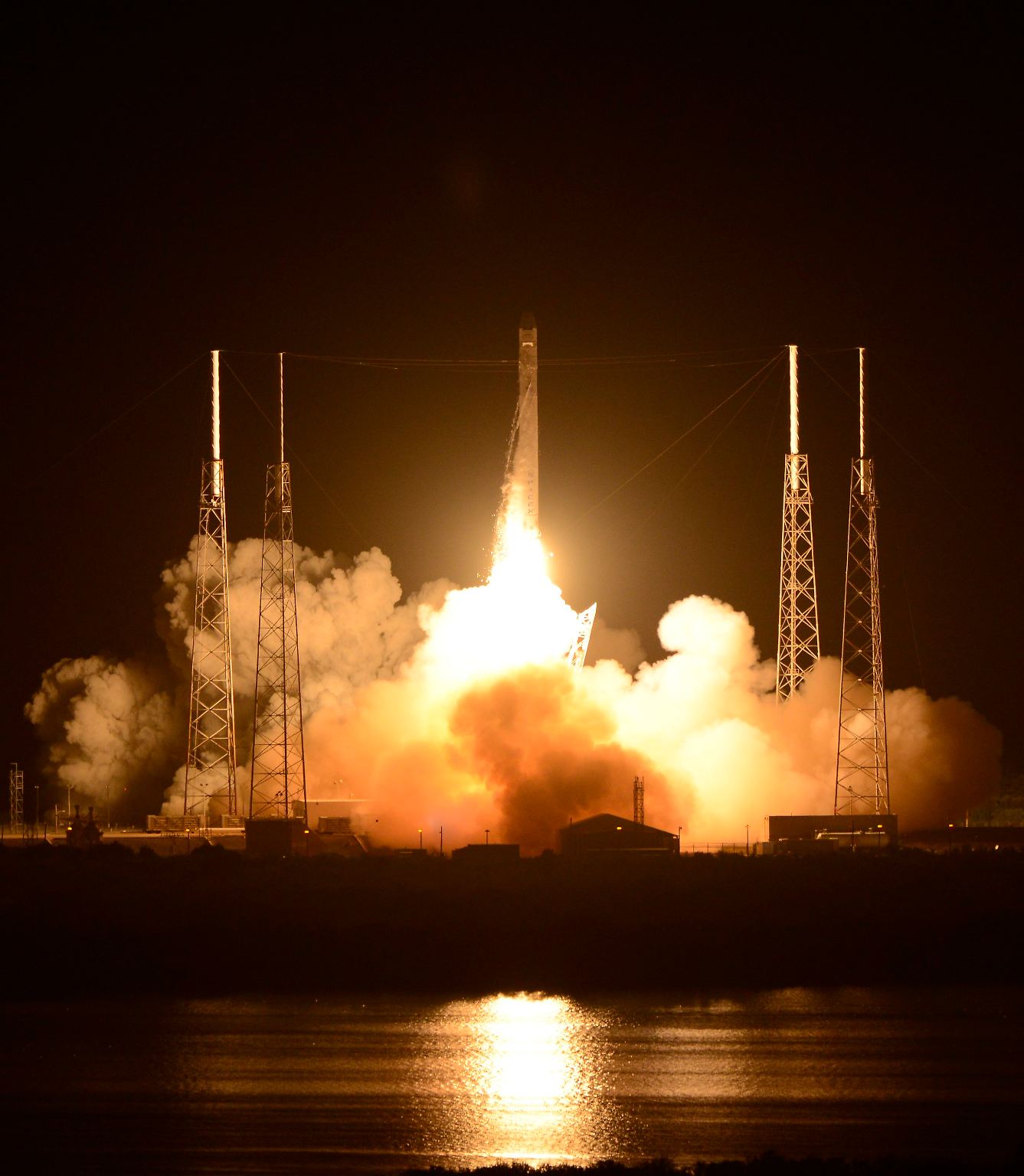 Mit dem Start der ersten privaten Raumkapsel vom Weltraumbahnhof in Cape Canaveral ... 