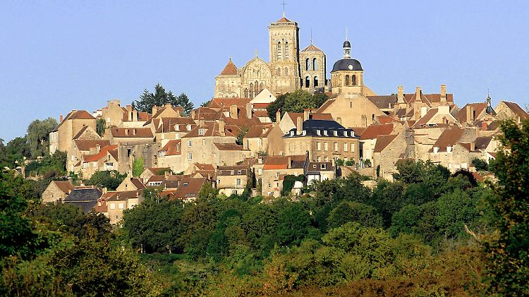 In Vézelay wurde gleich mehrfach Weltgeschichte geschrieben: Der heilige Bernhard von Clairvaux rief hier zum Kreuzzug auf, und Richard Löwenherz sammelte hier seine Männer vor dem Aufbruch ins Heilige Land.