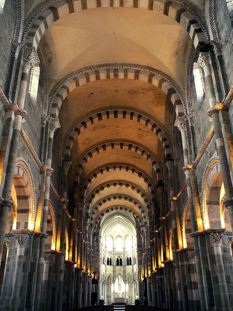 Die Basilika Sainte Madeleine ist berühmt wegen ihres einzigartigen Hauptportals und der Lichtgestaltung im Innern.