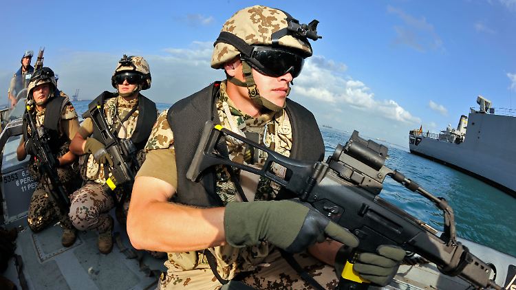 Deutsche Marinesoldaten bei einem Einsatz auf einem Schnellboot in Dschibuti. Zu ihren Aufgaben zählt es, Piratenangriffe zu vereiteln.