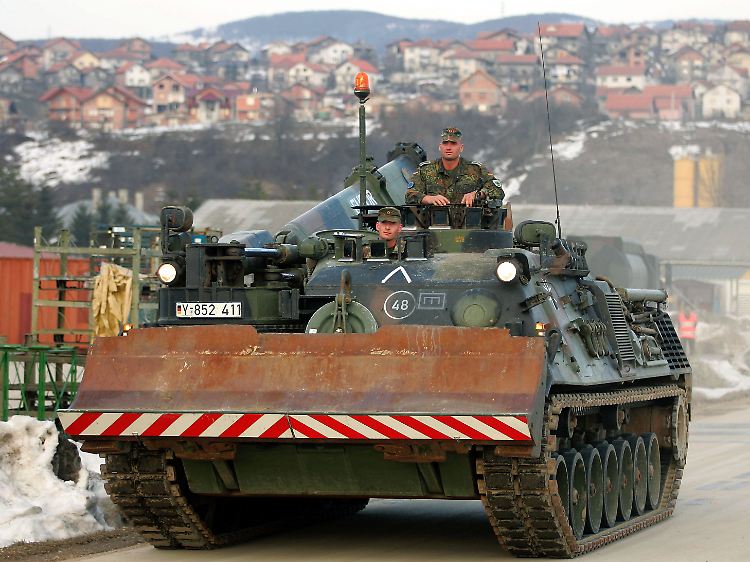 Ein Pionierpanzer der Bundeswehr, der im Rahmen des Einsatzes in Bosnien zum Einsatz kommt.