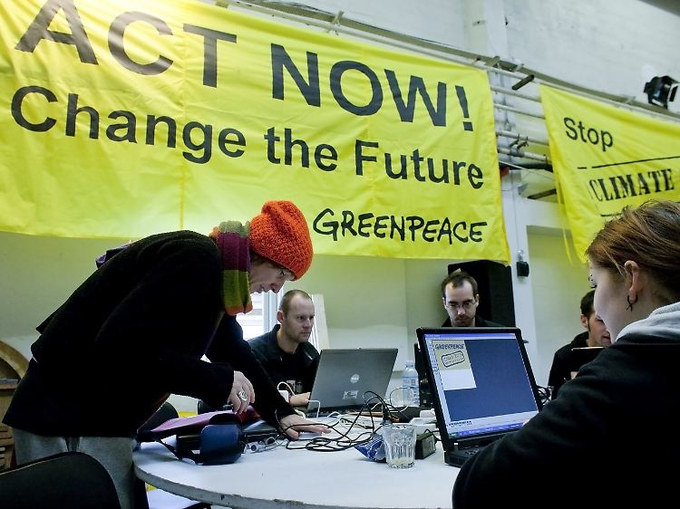 Greenpeace-Aktivisten bereiten sich ebenfalls auf die Demonstration vor.