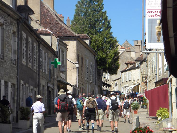 Im Sommer ist in den Gassen von Vézelay immer viel Betrieb - vor allem Pilger auf dem Jakobsweg zieht es zu der berühmten Kathedrale der Stadt.