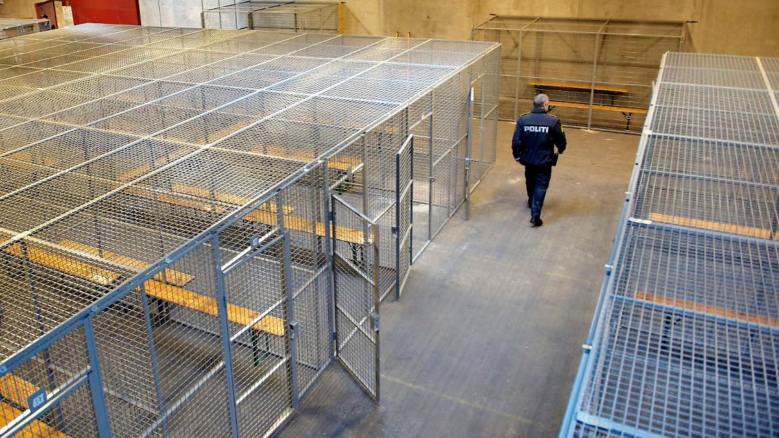 Käfige in einer Lagerhalle in Erwartung potenzieller Störenfriede.