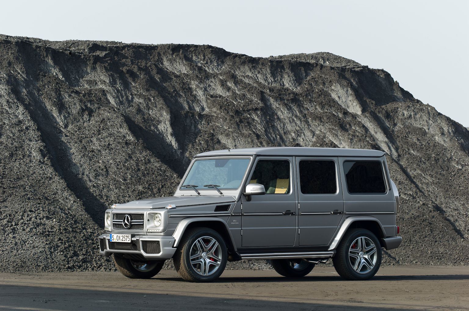 Neben Jeep Wrangler und Land Rover Defender gehört die Mercedes G-Klasse zu den letzten Offroad-Dinosauriern. Auch nach dem aktuellen Facelift bleibt der Allrader seinen klassischen Tugenden treu – auch wenn es einige sanfte Modernisierungen gibt. 